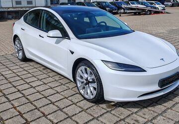 Tesla Model 3 4.606 km 43.970 &euro; Braunschweig 38112