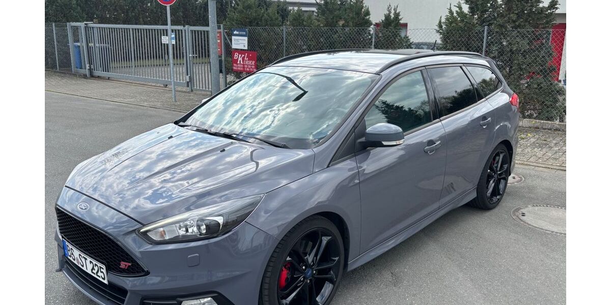 Ford Focus 90.000 km 18.900 &euro; Braunschweig 38120